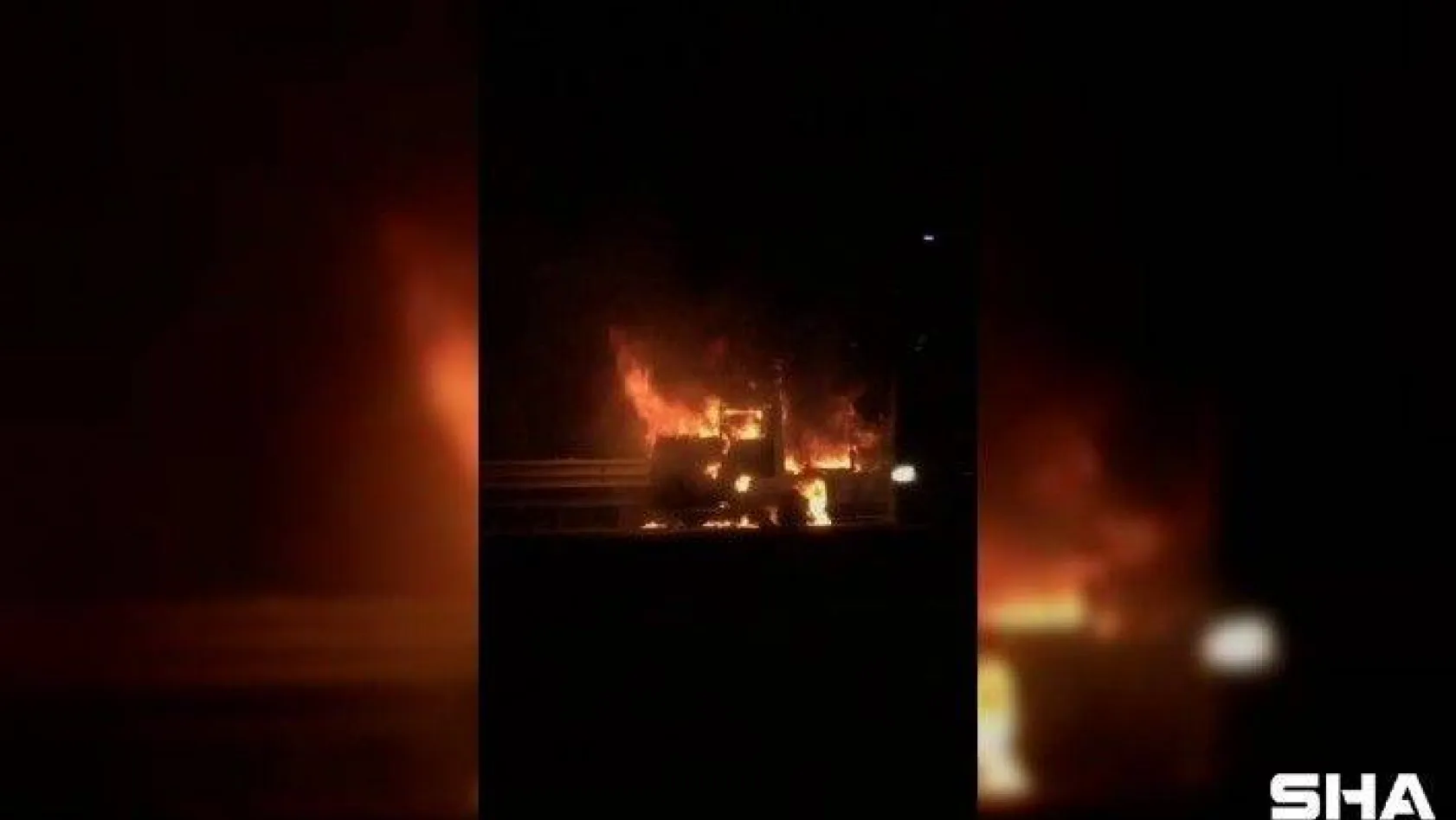 Ümraniye Çakmak Köprüsü'nde bir kamyonet alev alev yandı