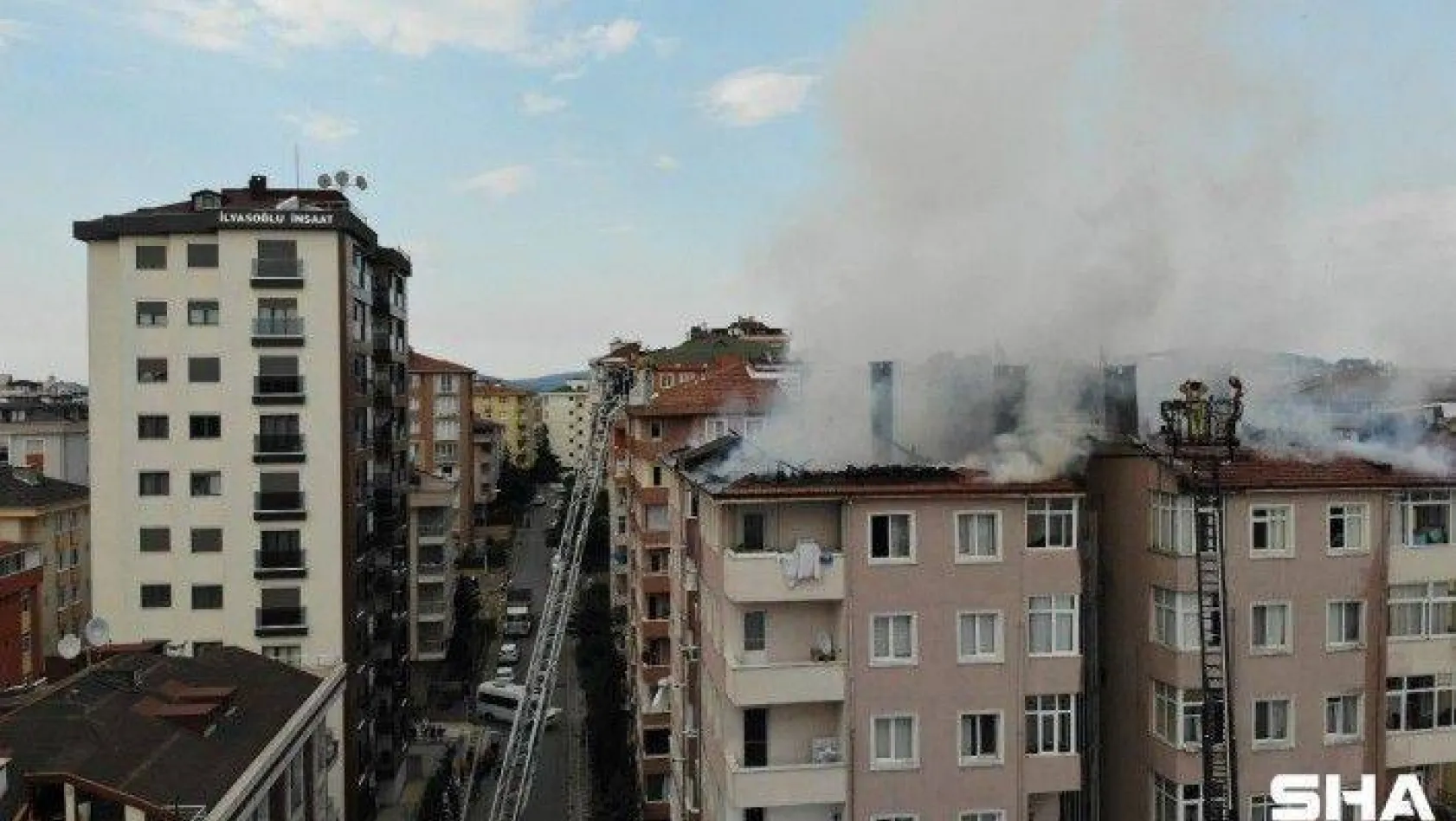 Ümraniye'de 10 katlı binanın çatısı alev alev yandı
