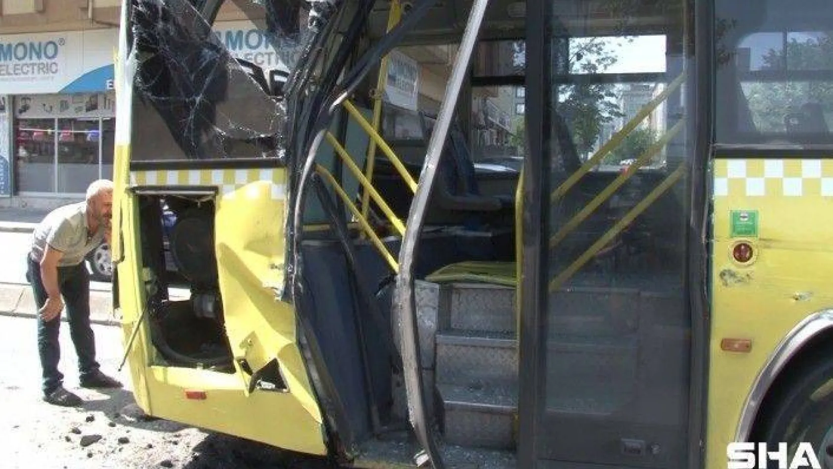 Ümraniye'de özel halk otobüsü ile kamyon çarpıştı: 1 yolcu yaralandı