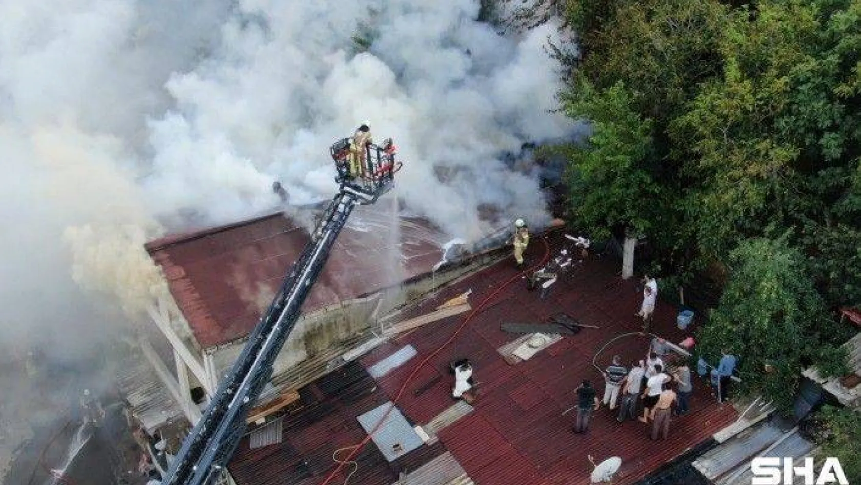 Üsküdar'da çatı katında yangın: Anne ve 2 çocuğu mahsur kaldı