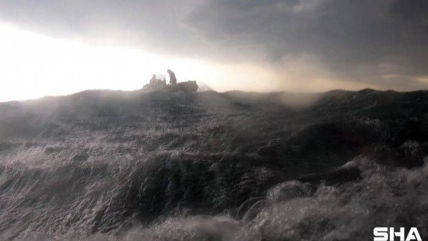 Youtube kanalı için video çekerken denizin ortasında fırtınaya yakalandı