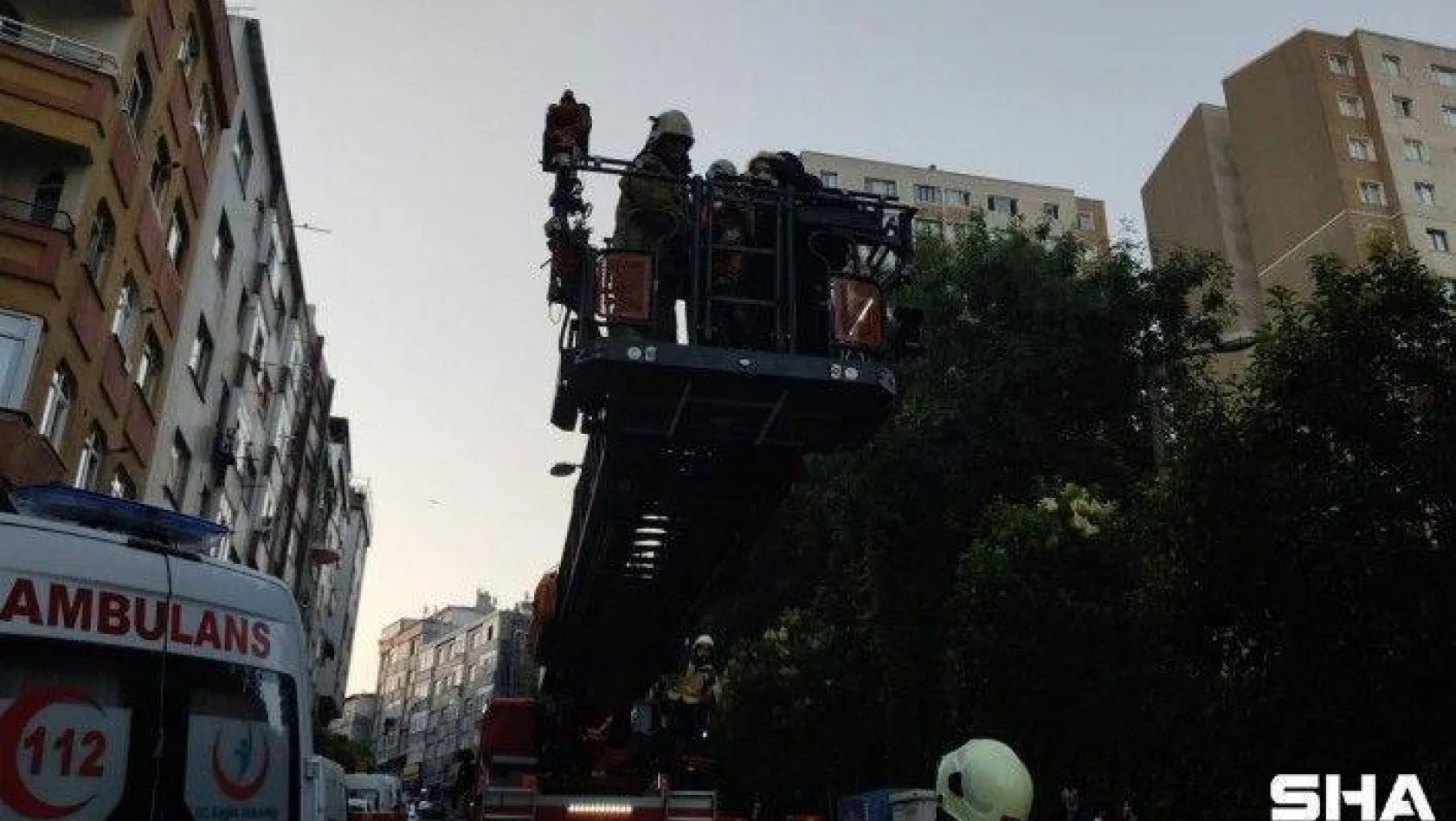 Zeytinburnu'ndaki bir apartmanda çıkan yangında mahsur kalan 8 kişi kurtarıldı
