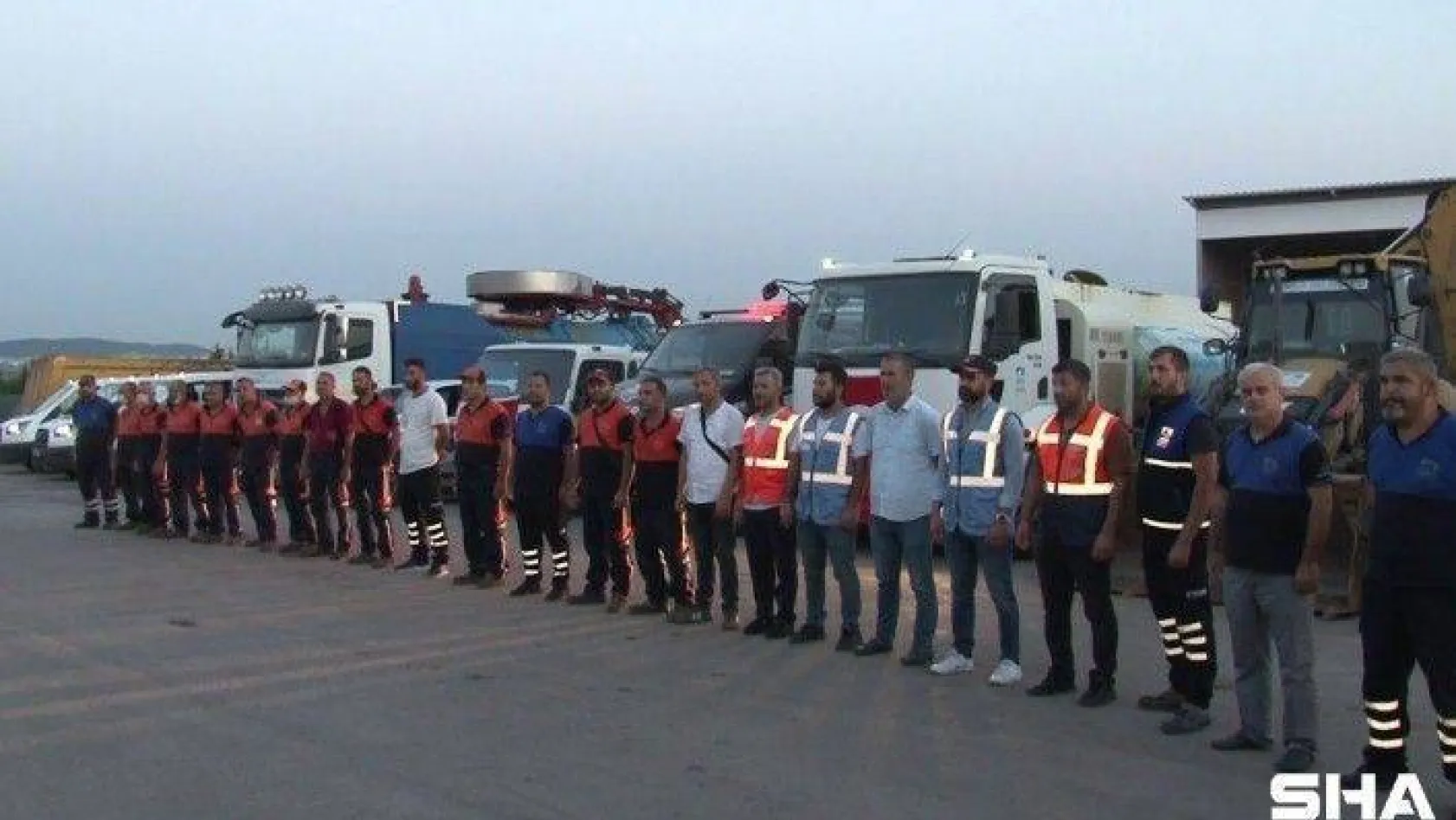 Antalya'daki yangını söndürme çalışmalarına destek için 3 arazöz ve uzman ekipler Pendik'ten yola çıktı