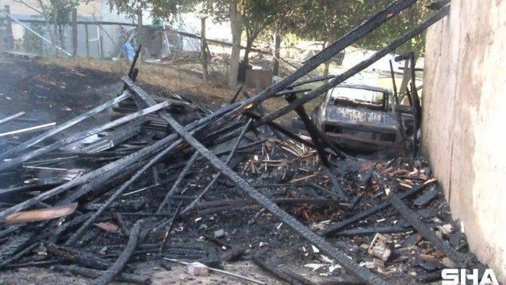 Arnavutköy'de içerisinde otomobil bulunan gecekondu alev alev yandı