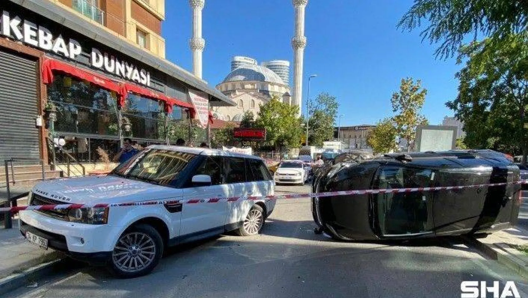 Ataşehir'de park halindeki cipe çarpan otomobil yan yattı