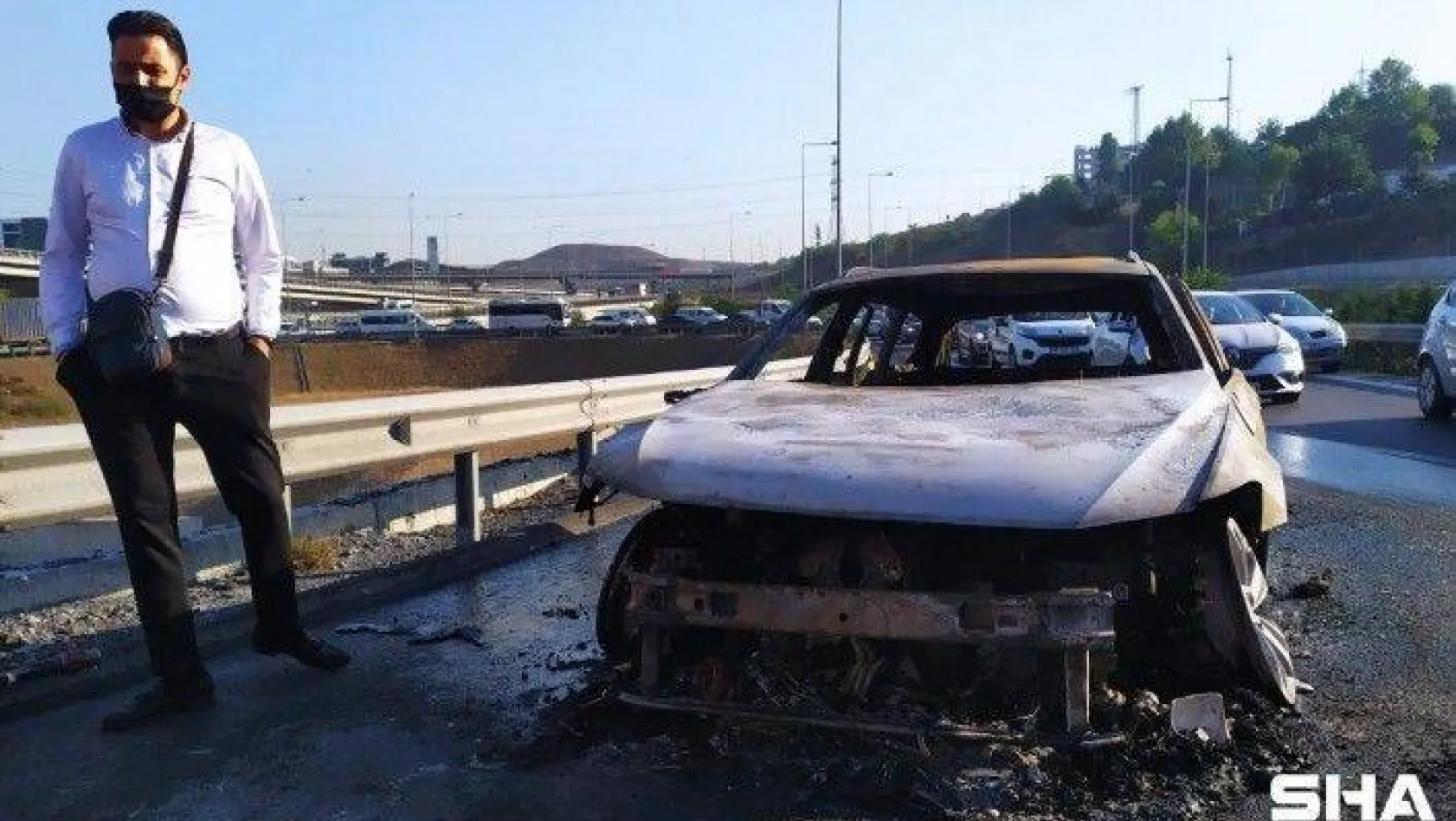 Bağcılar'da alev alev yanan lüks otomobil küle döndü