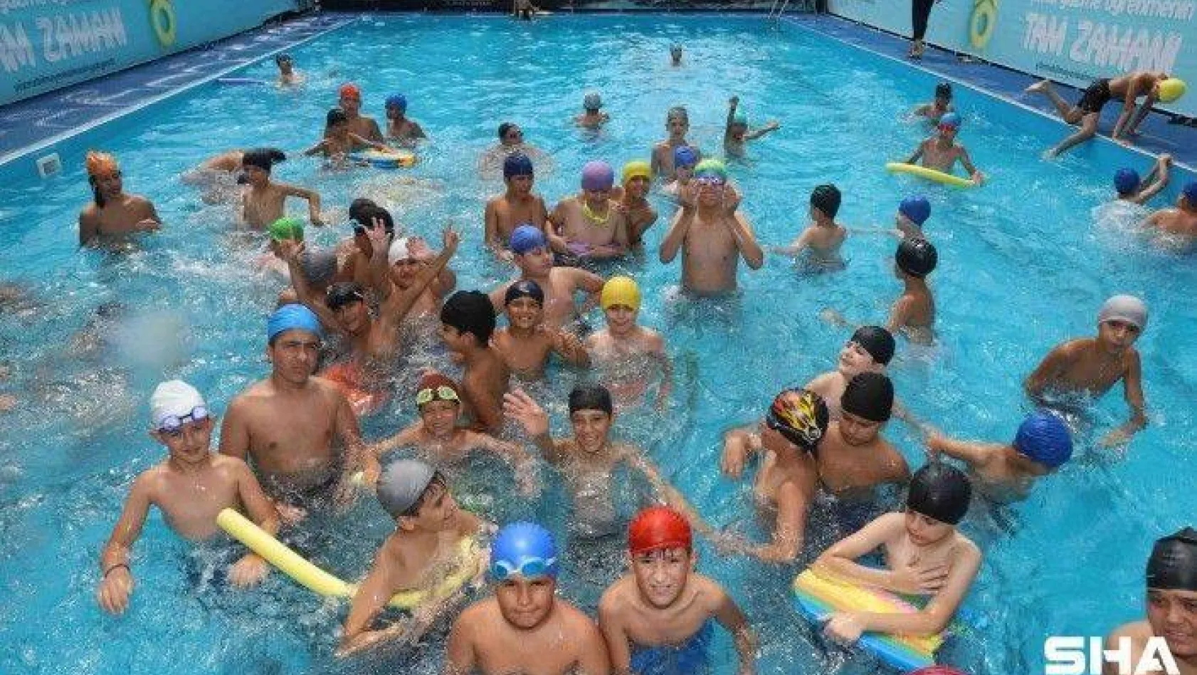 Bağcılar'da çocuklar okul bahçesinde yüzme öğreniyor