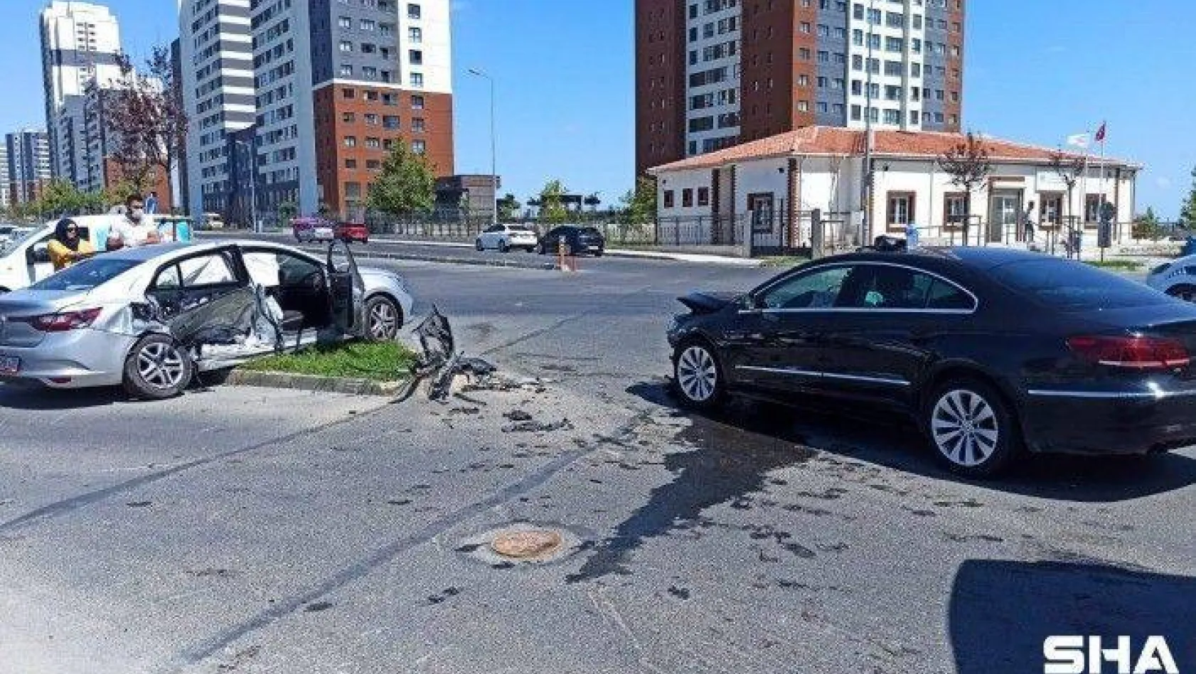Başakşehir'de 5 kişinin yaralandığı kaza kameralara yansıdı