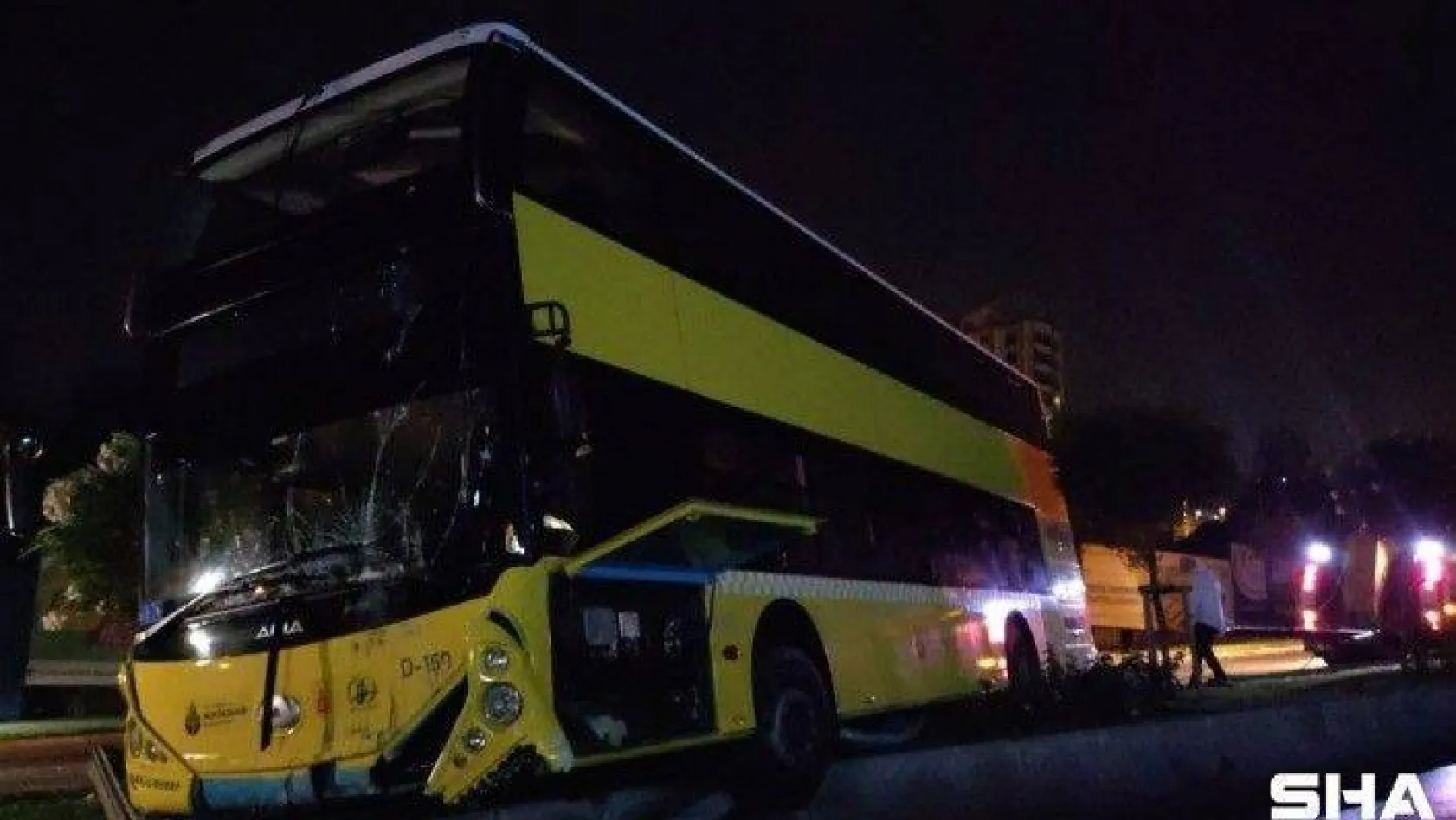 Başakşehir'de kontrolden çıkan otobüs beton bariyerlere çarptı