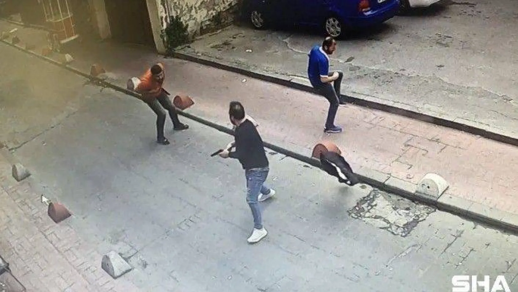 Beyoğlu'nda cinayet anları kamerada: 1 ölü, 1 yaralı