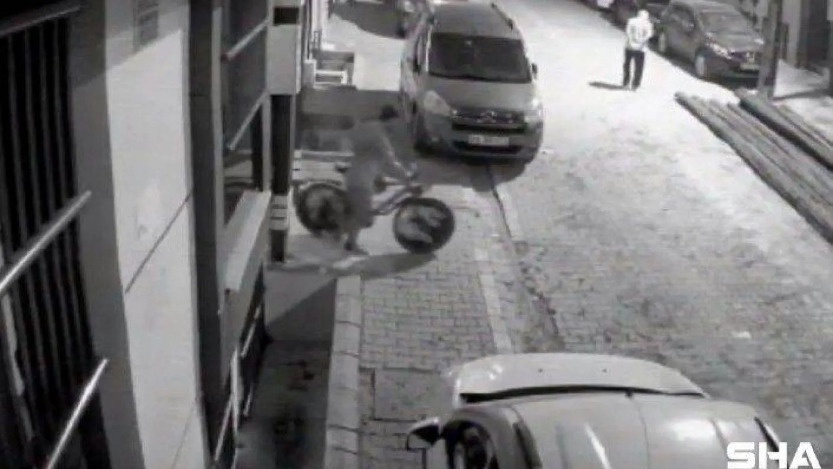 Esenyurt'ta yaşanan bisiklet hırsızlığı kamerada
