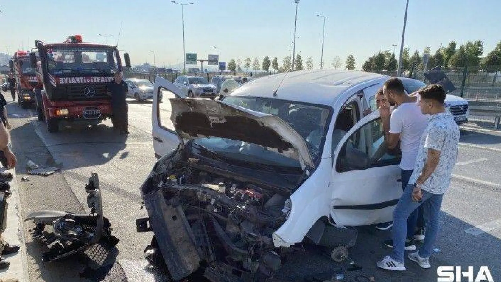 Fatih'te kazaya karışan sürücü şoka girip aracından çıkamadı