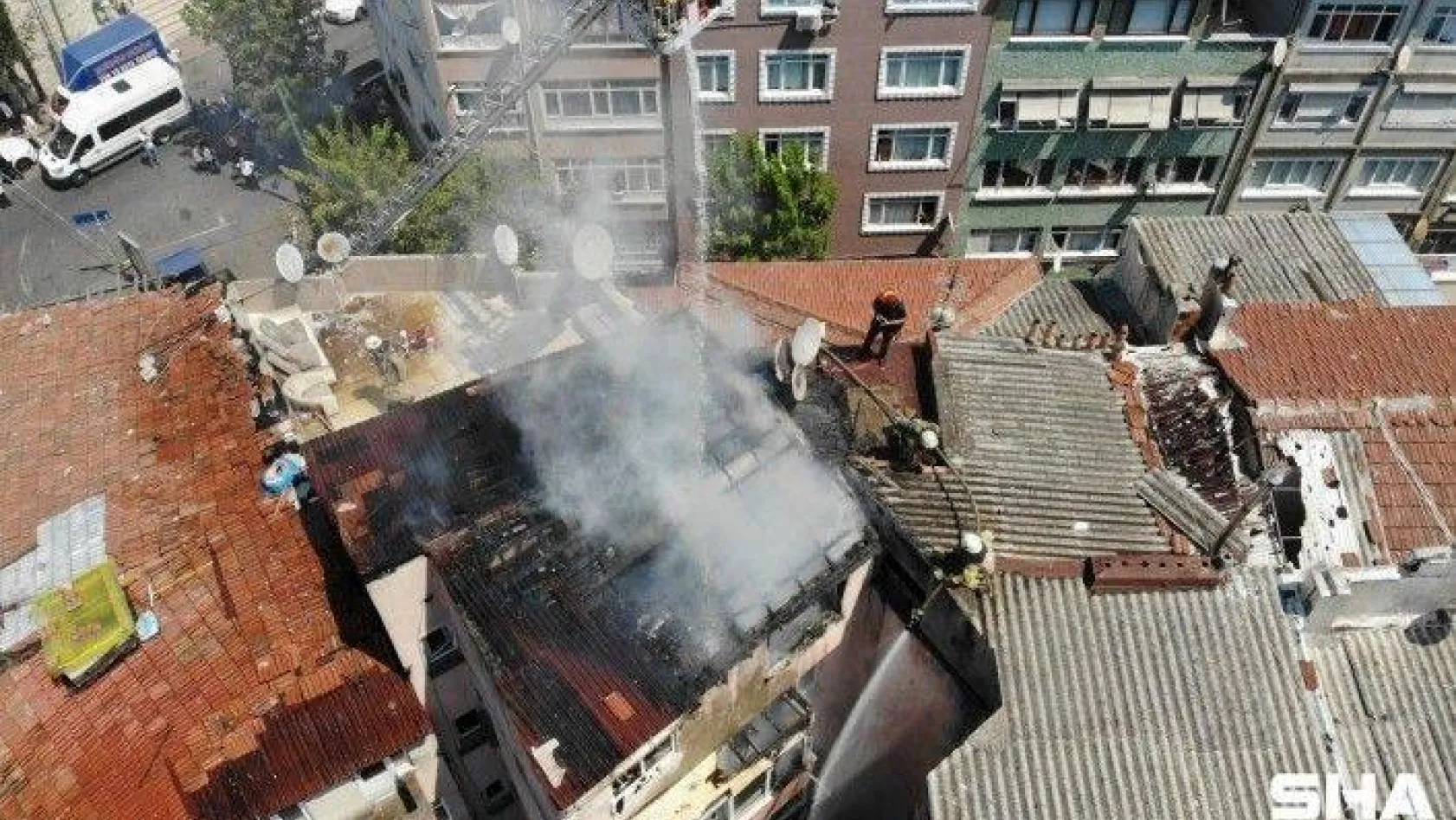 Fatih'te korkutan çatı yangını