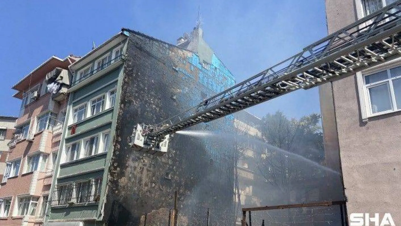 Fatih'te korkutan yangın, alevler binayı sardı