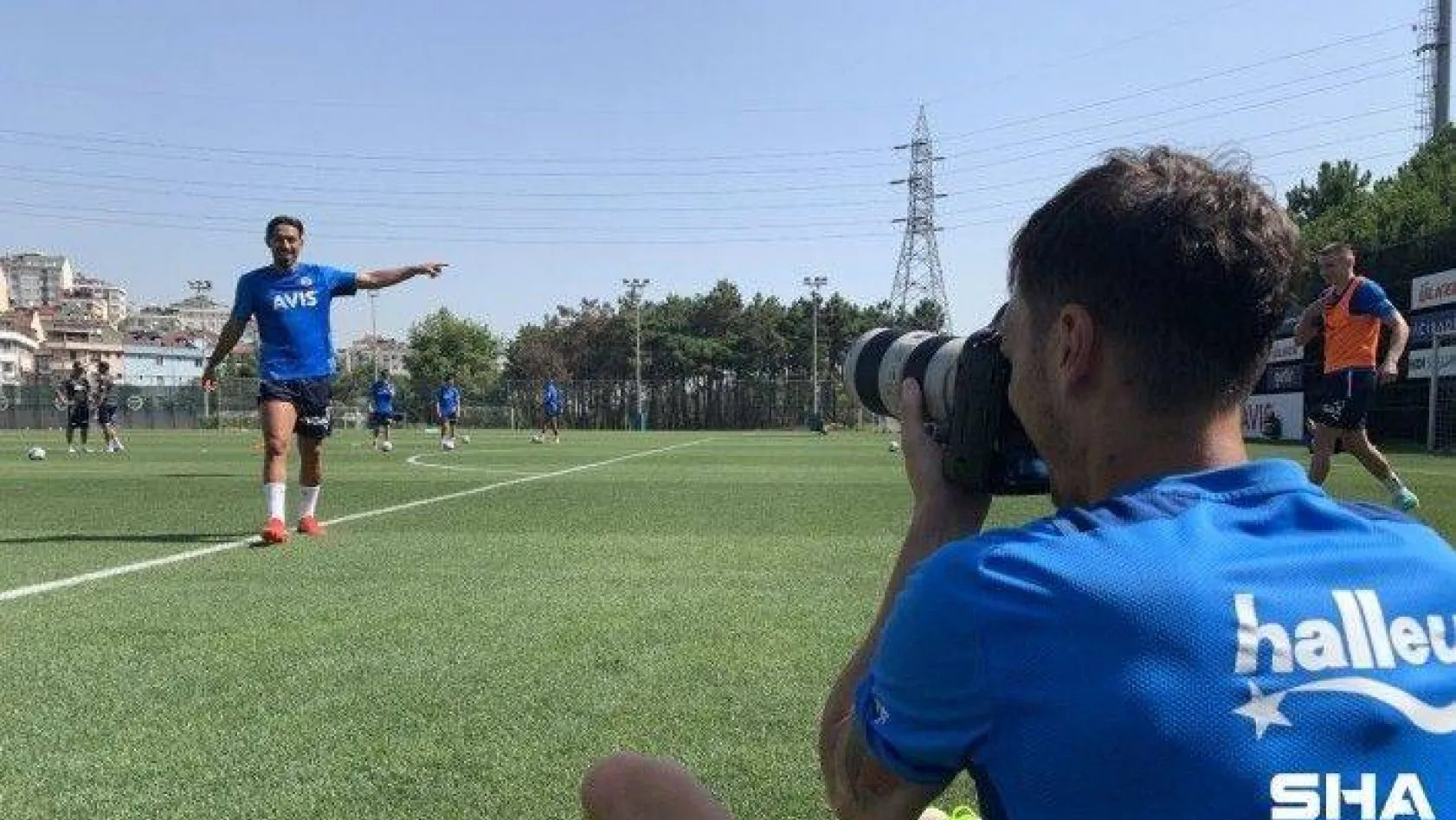 Fenerbahçe'de Mesut Özil foto muhabirlik yaptı