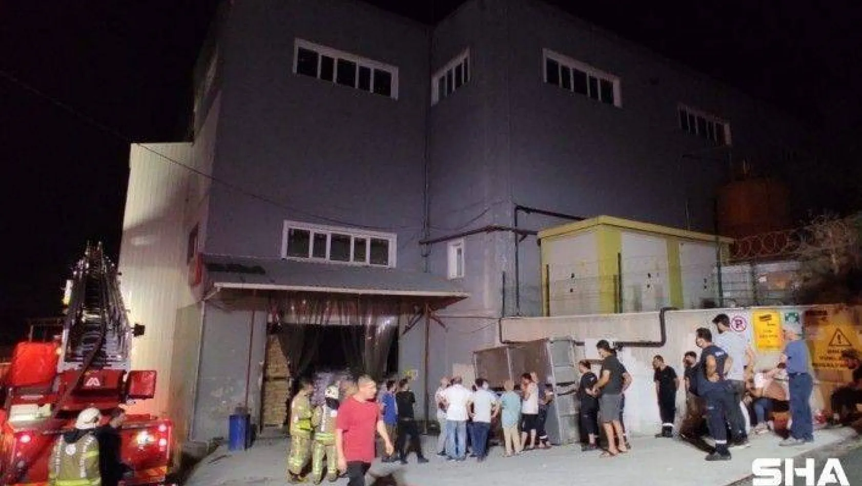 Hadımköy'deki ambalaj fabrikasında çıkan yangın paniğe sebep oldu