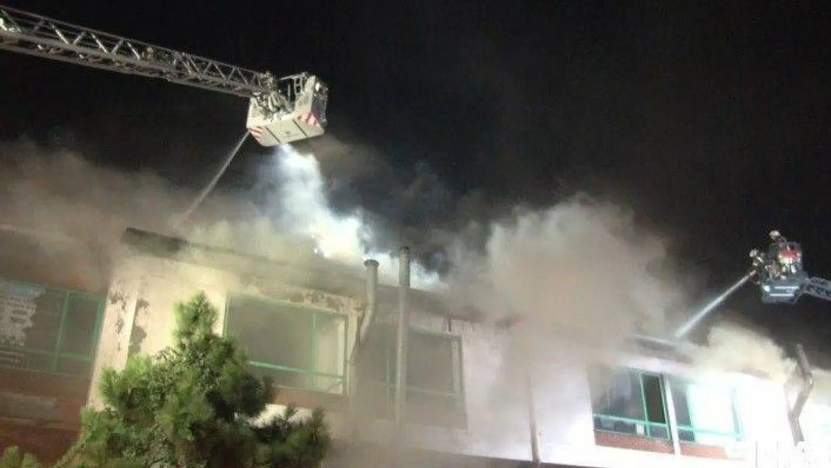 İkitelli Sanayi sitesinde korkutan yangın: 1 itfaiye eri dumandan etkilendi