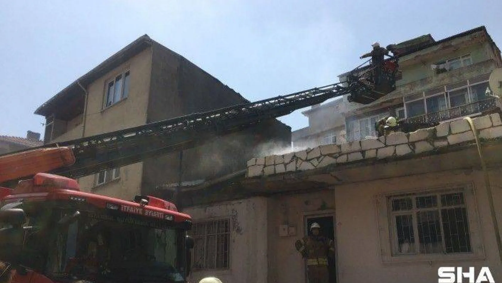 Kadıköy'de çatı alev aldı, alt katta uyuyan adamı eşi kurtardı