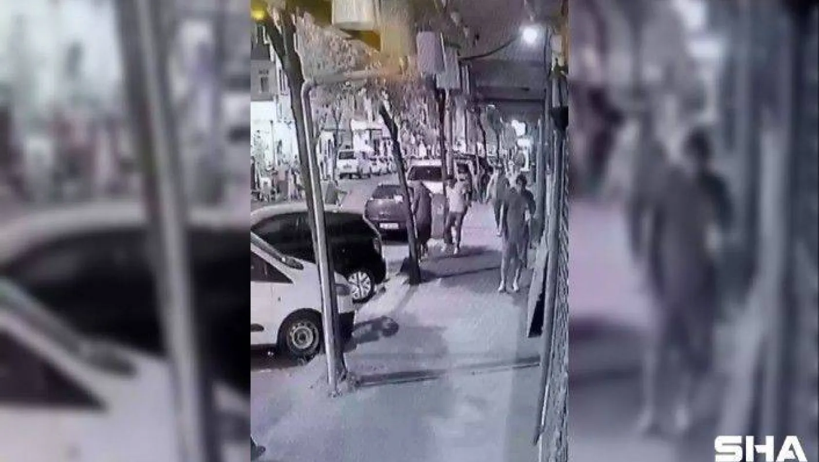 (ÖZEL) Bayrampaşa'da silahlı saldırı kamerada: 1 yaralı