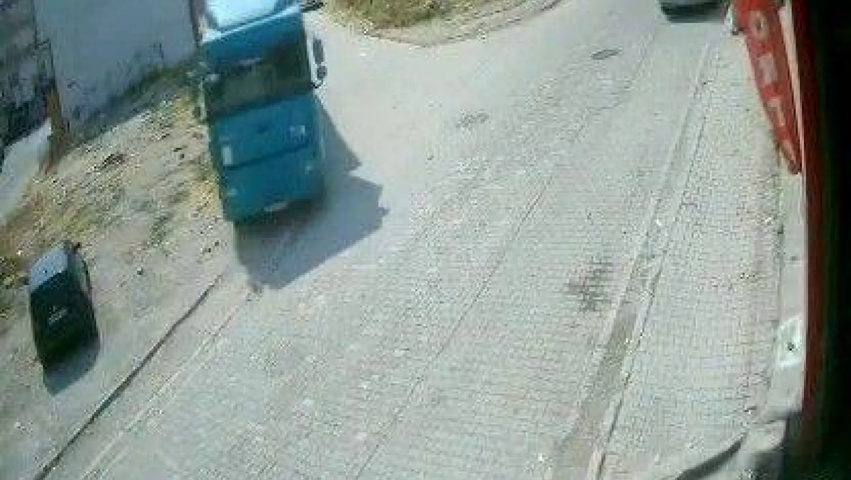 (Özel) Esenyurt'ta hafriyat kamyonu faciasından kıl payı dönüldü: O anlar kamerada