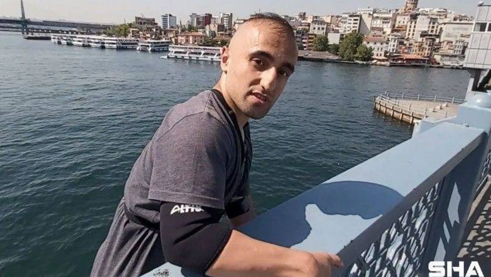 (Özel) İstanbul'da çılgın genç Galata Köprüsü'nden geminin üstüne atladı