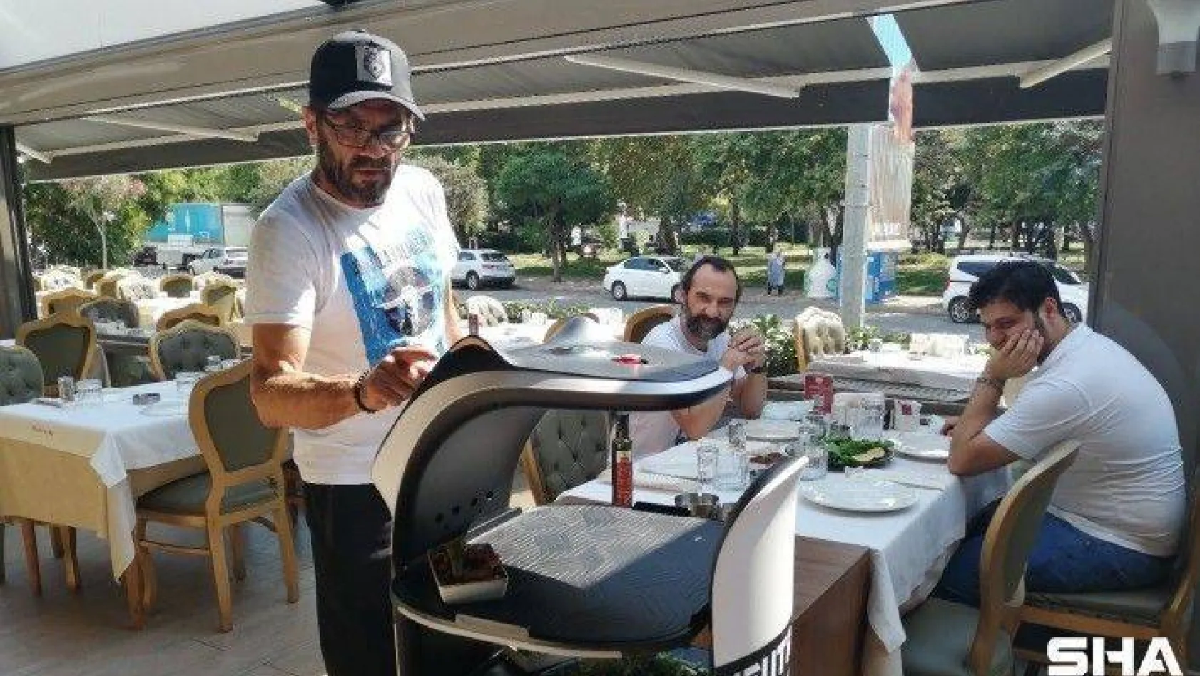 (Özel) Kadıköy'de kebapçıda robot garson ile servis dönemi