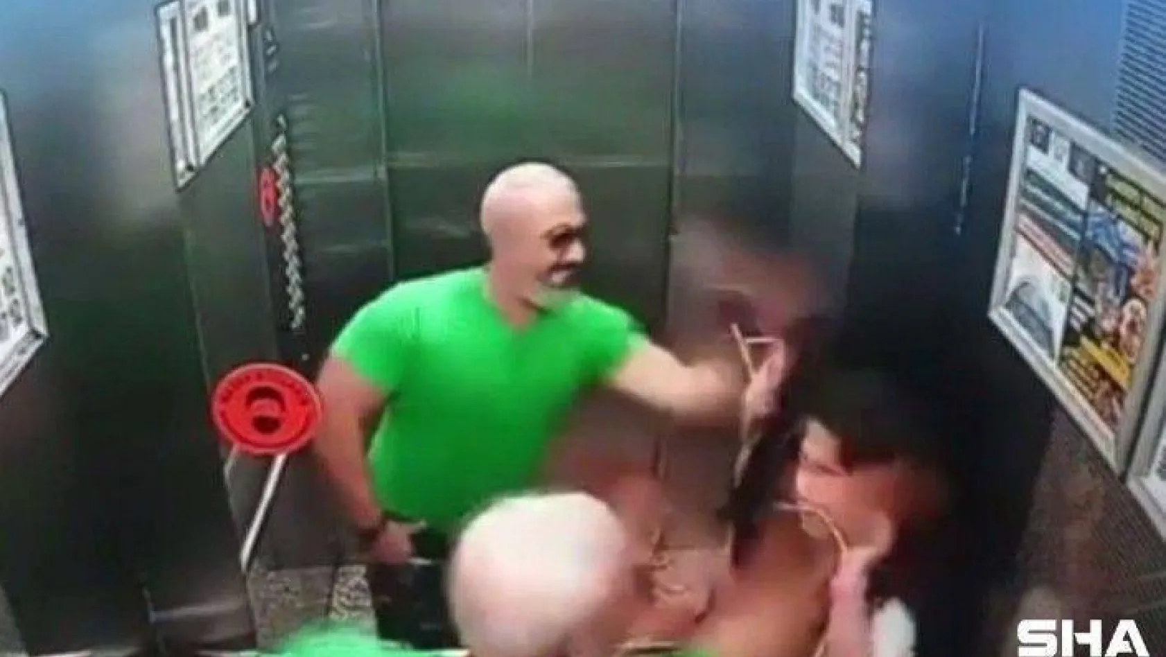 (ÖZEL) Kızına attığı tokat asansör aynasını çatlattı
