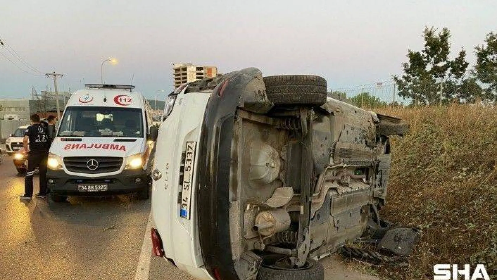 (Özel) Sancaktepe'de makas atan otomobil kazaya neden oldu: 2 yaralı