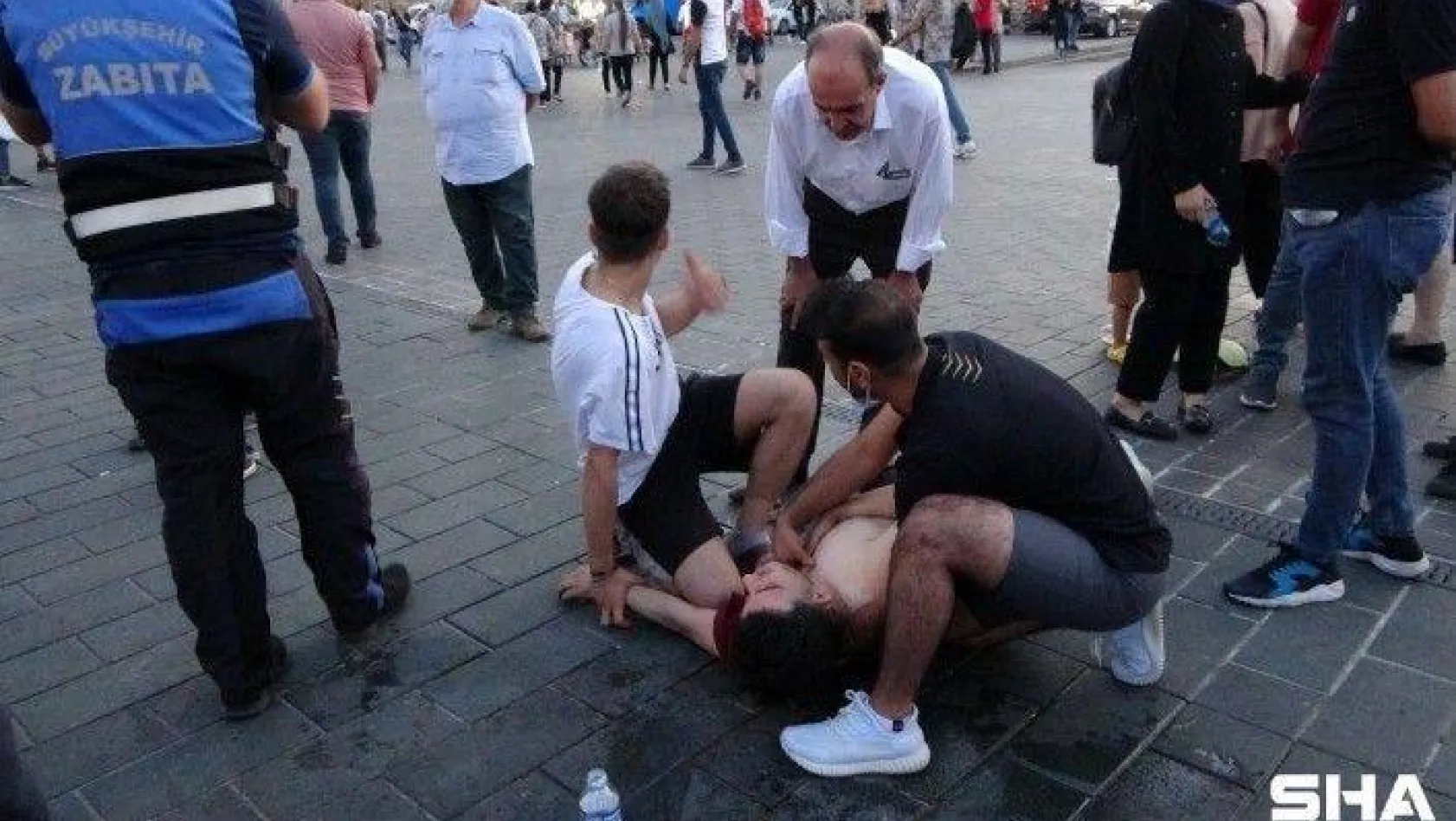 (Özel) Taksim Meydanı'nda yere yığılan kalp hastası gence vatandaşlar müdahale etti