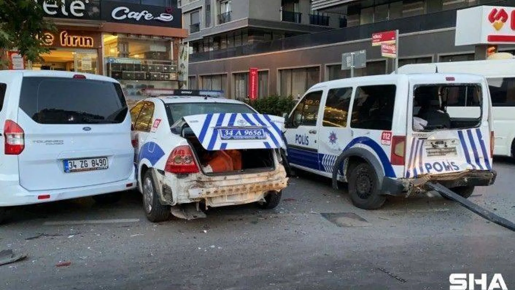 (Özel) Ümraniye'de minibüs sürücüsü, 3 polis aracına çarparak durabildi