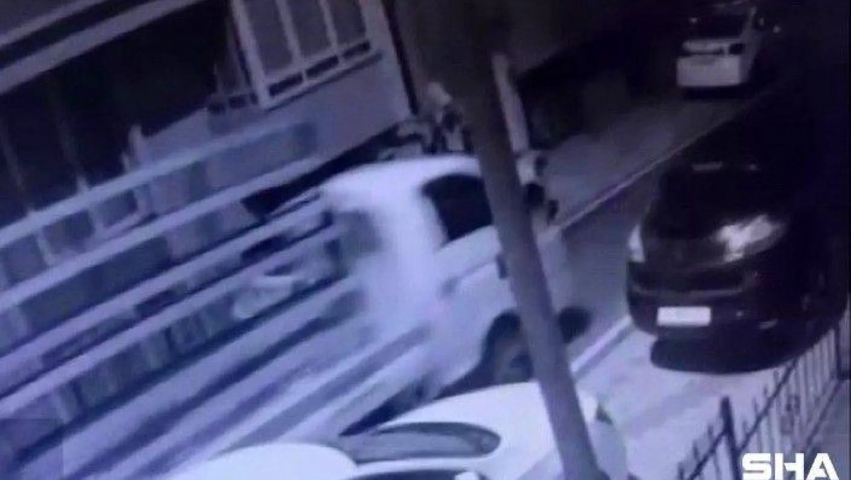 (Özel) Üsküdar'da gece vakti kamyonet hırsızlığı kamerada