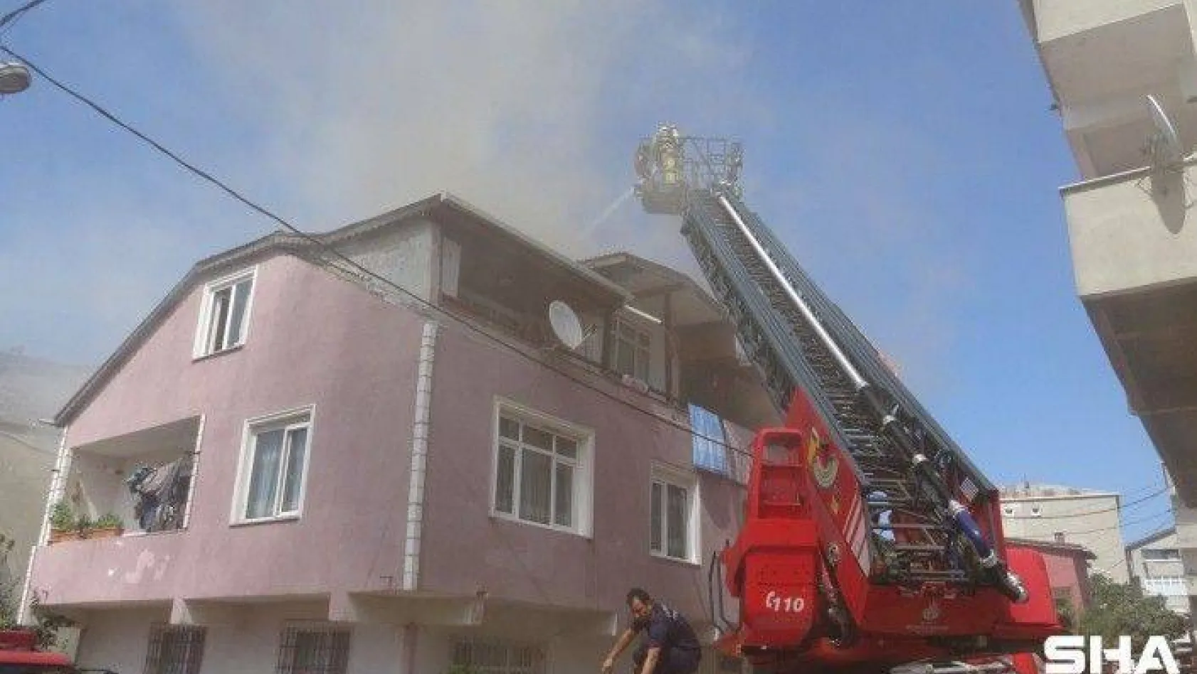 Pendik'te çatı yandı, vatandaşlar söndürmek için çatıya tırmandı
