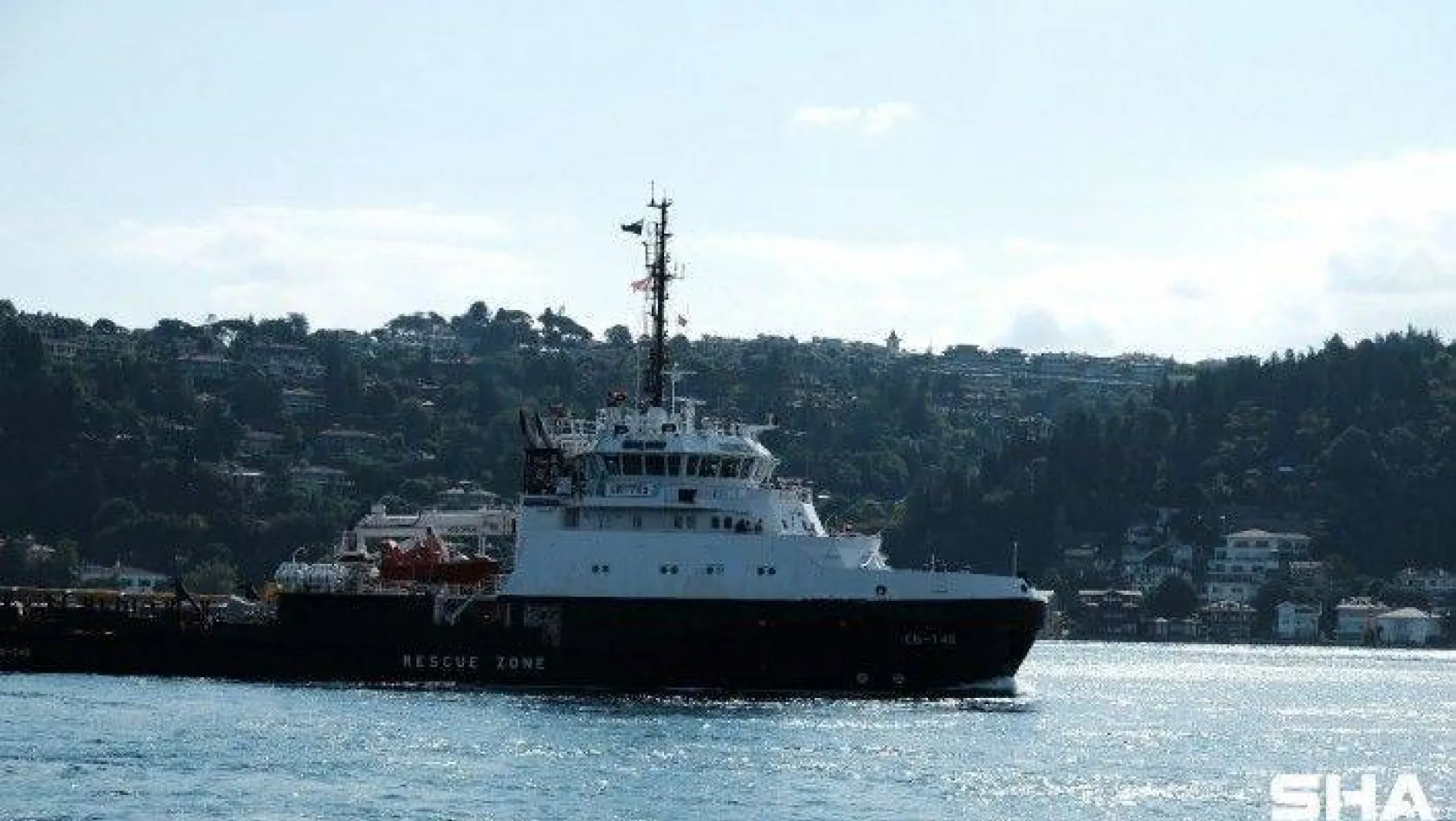 Rus donanmasına ait römorkör İstanbul Boğazı'ndan geçti