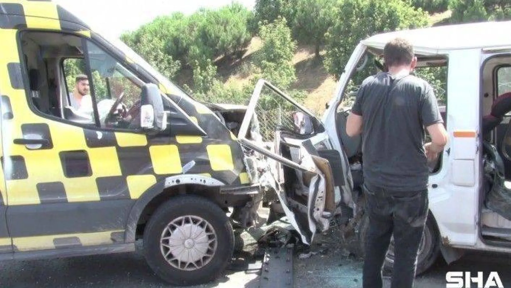Sancaktepe'de hatalı sollama: 2 araca çarpan şoför araç içinde sıkıştı