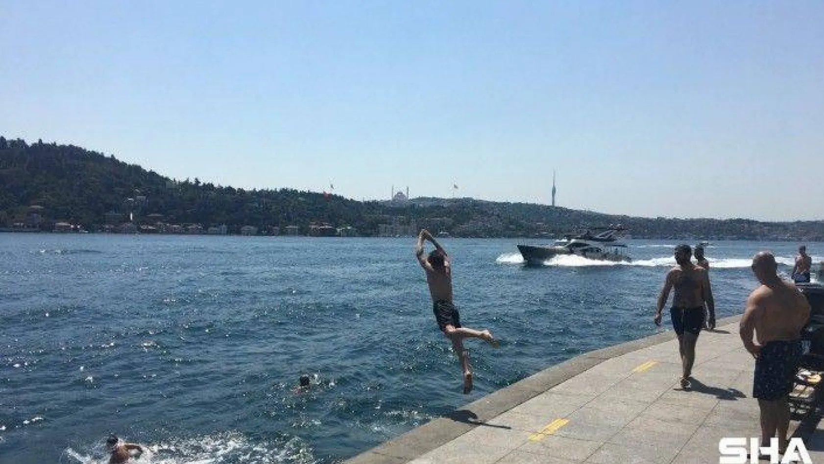Serinlemek isteyenler İstanbul Boğazı'nda denize girdi