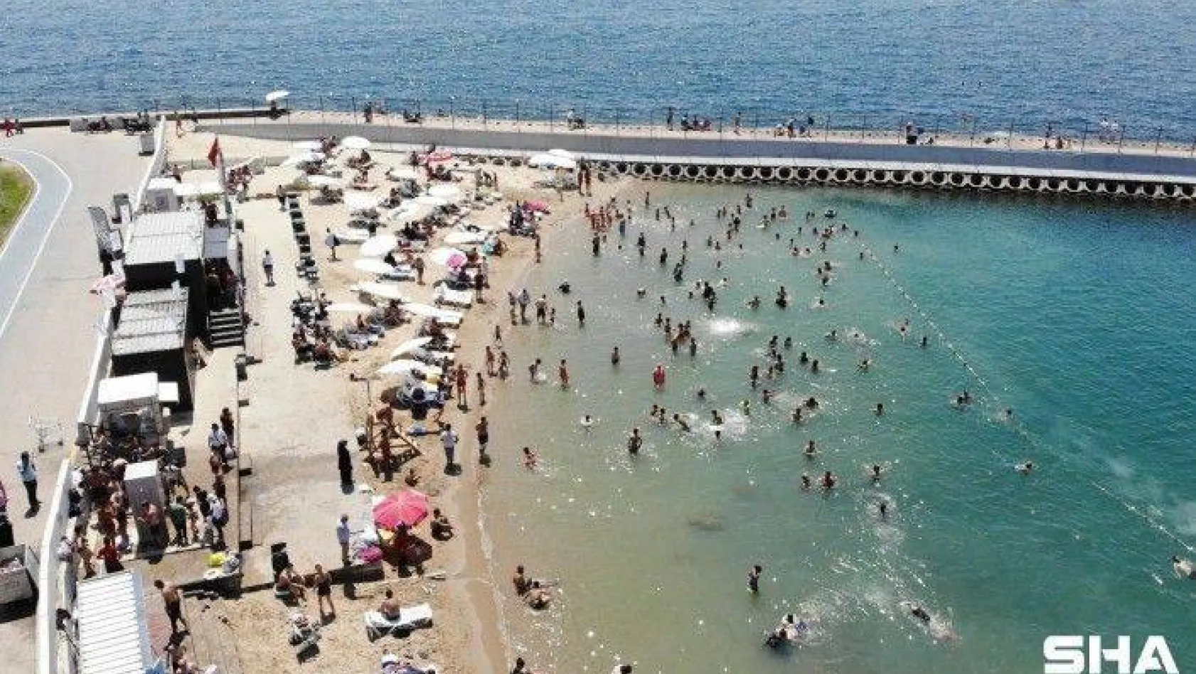 Sıcaklıklar arttı, Caddebostan Plajı doldu taştı
