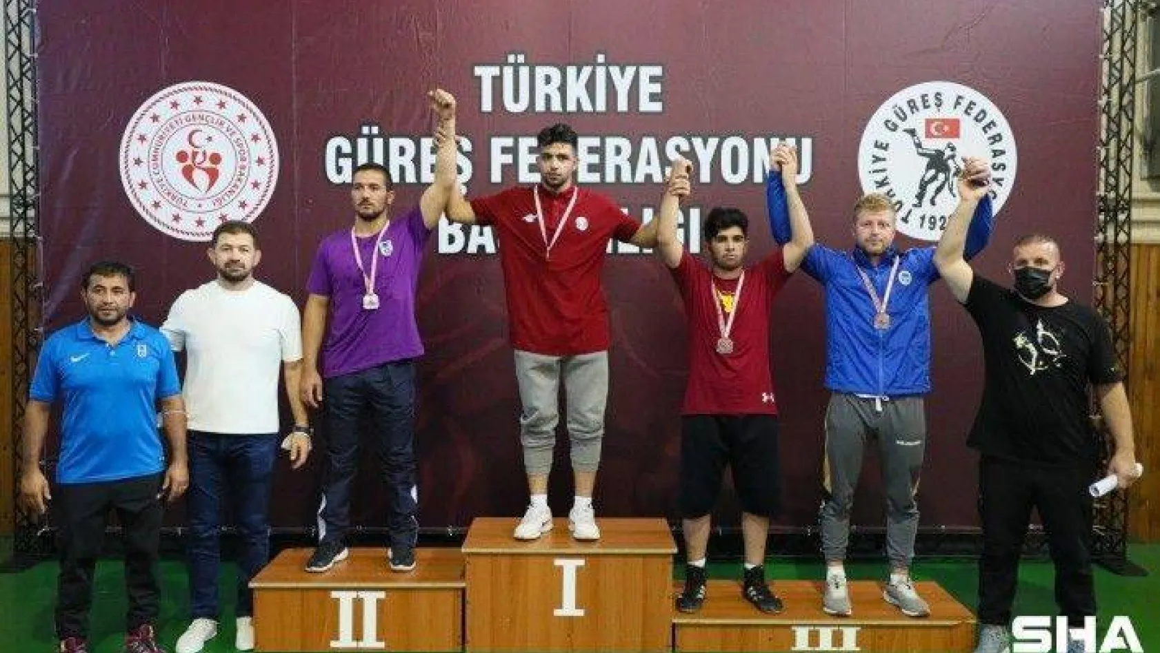 Sultangazili güreşçilerden büyük başarı: Şampiyonluk kupası geldi