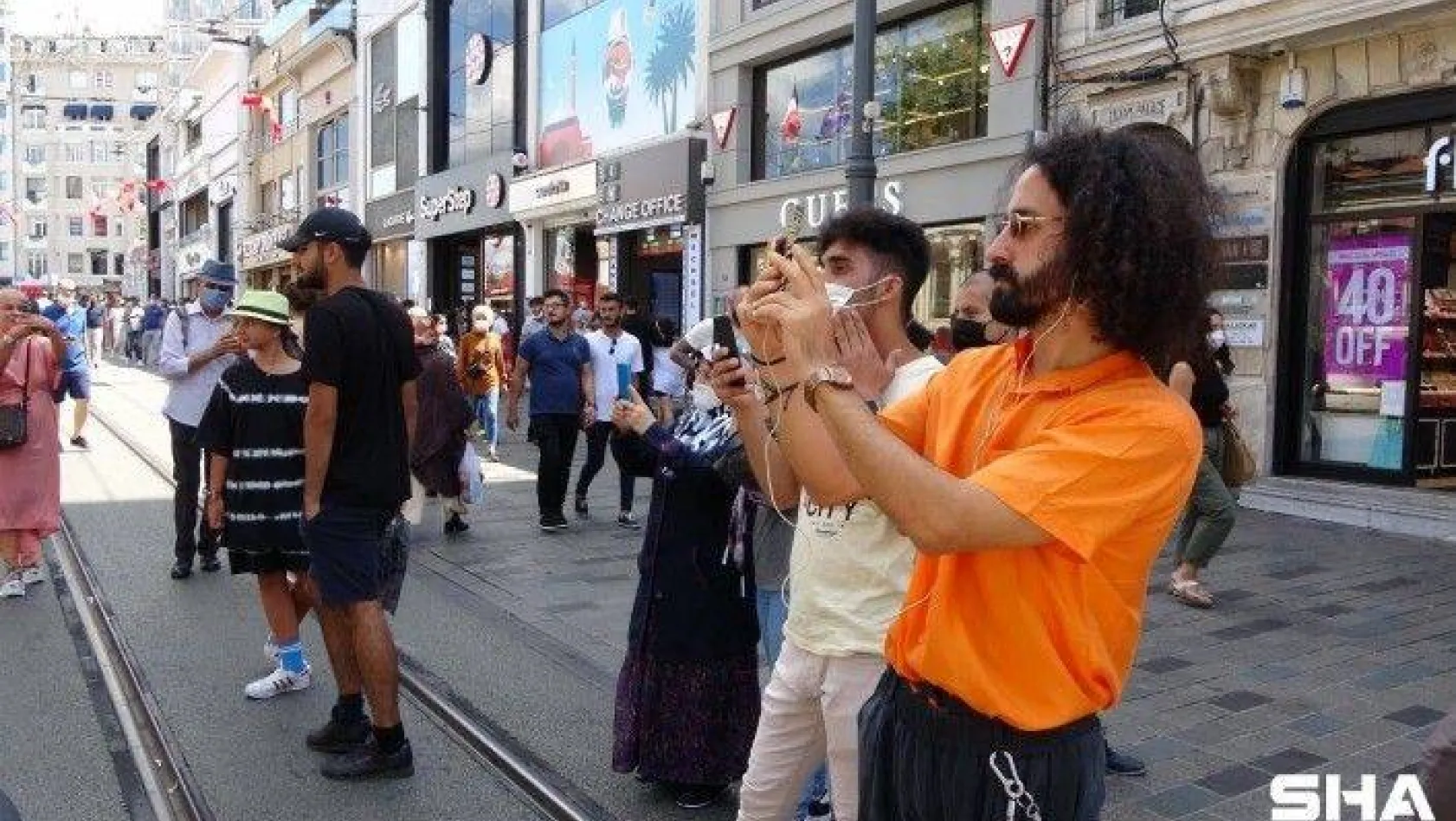 Taksim'de atlı polislere yoğun ilgi