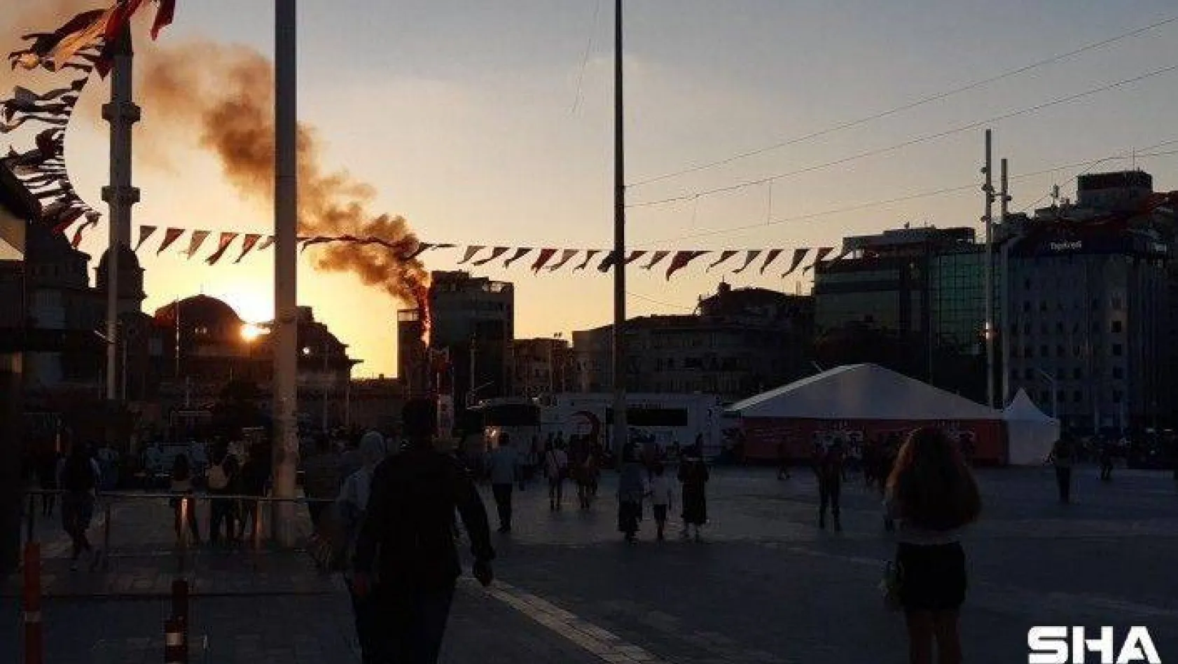 Taksim'de bankanın elektrik panosundaki yangın otele sıçradı