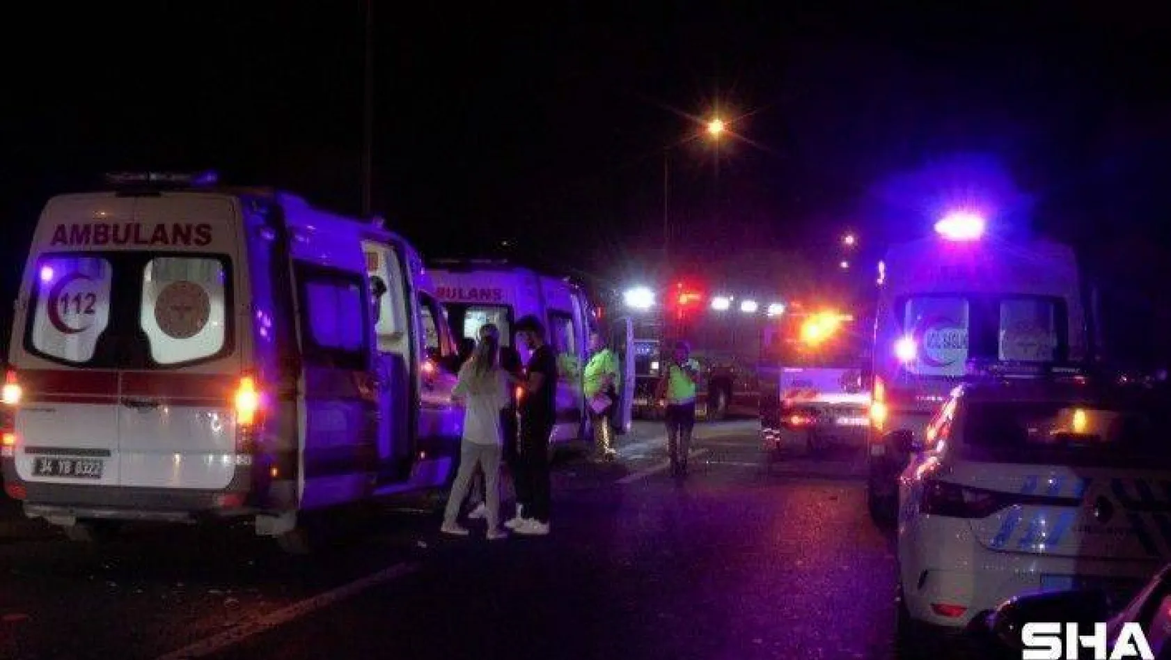 TEM Otoyolu'nda minibüs ile hafif ticari araç çarpıştı: 3'ü çocuk 7 yaralı
