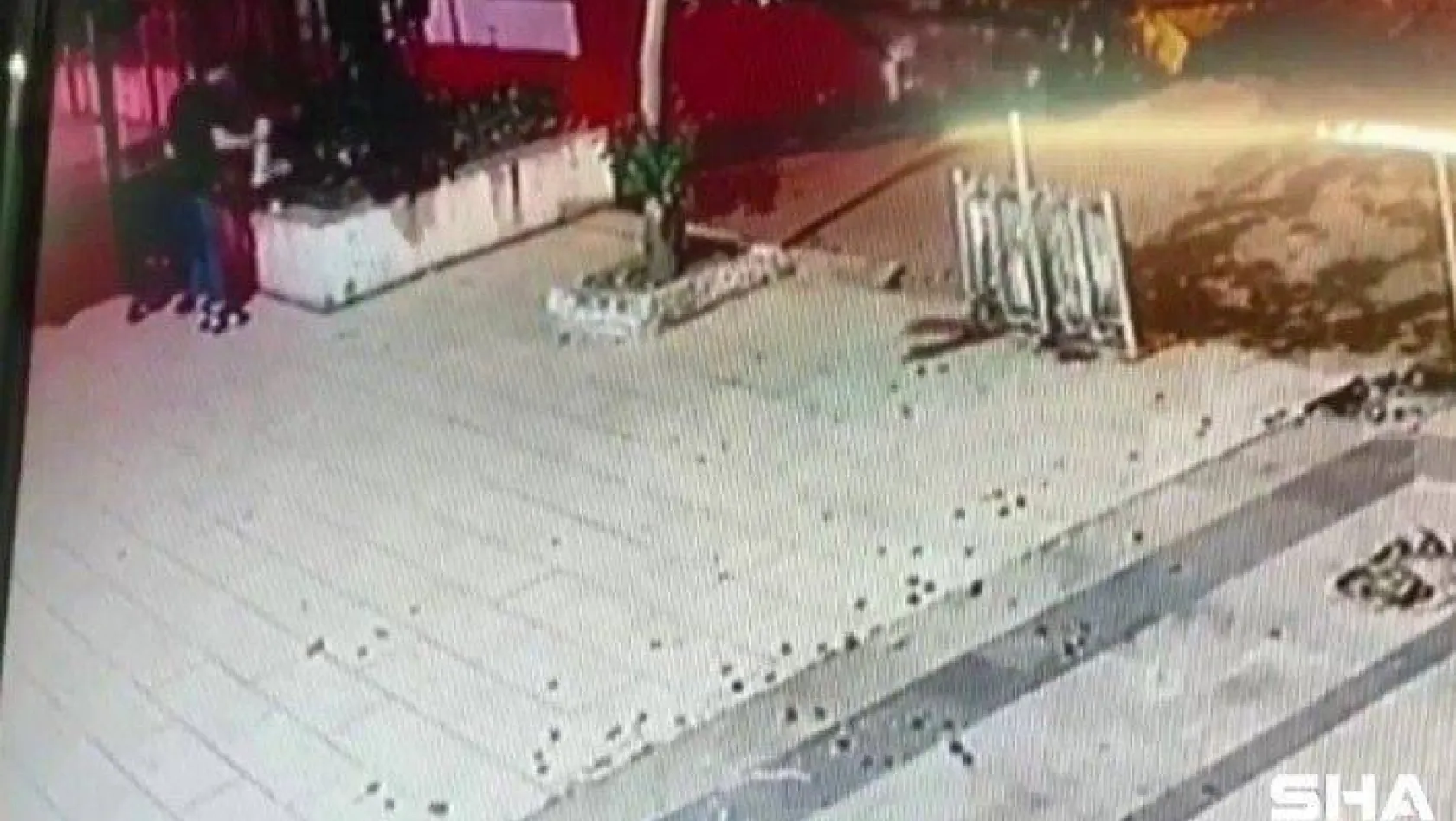 Üsküdar'da şahsın sokak kedisini yerden yere vurduğu anlar kamerada