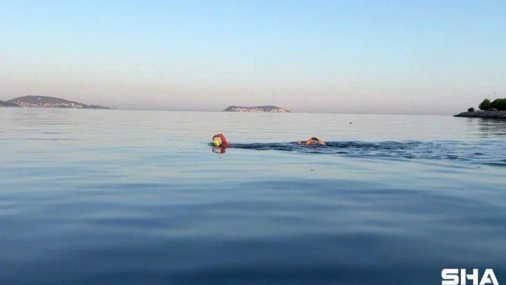 Yüzücü Emre Seven, Çınarcık'a varmak üzere Kartal'dan denize girdi