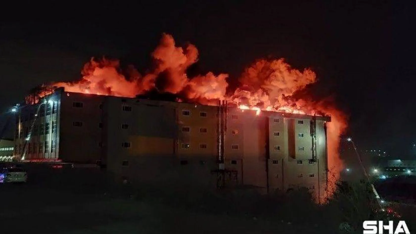 Arnavutköy'de 4 katlı tekstil fabrikasının çatısında çıkan yangın devam ediyor