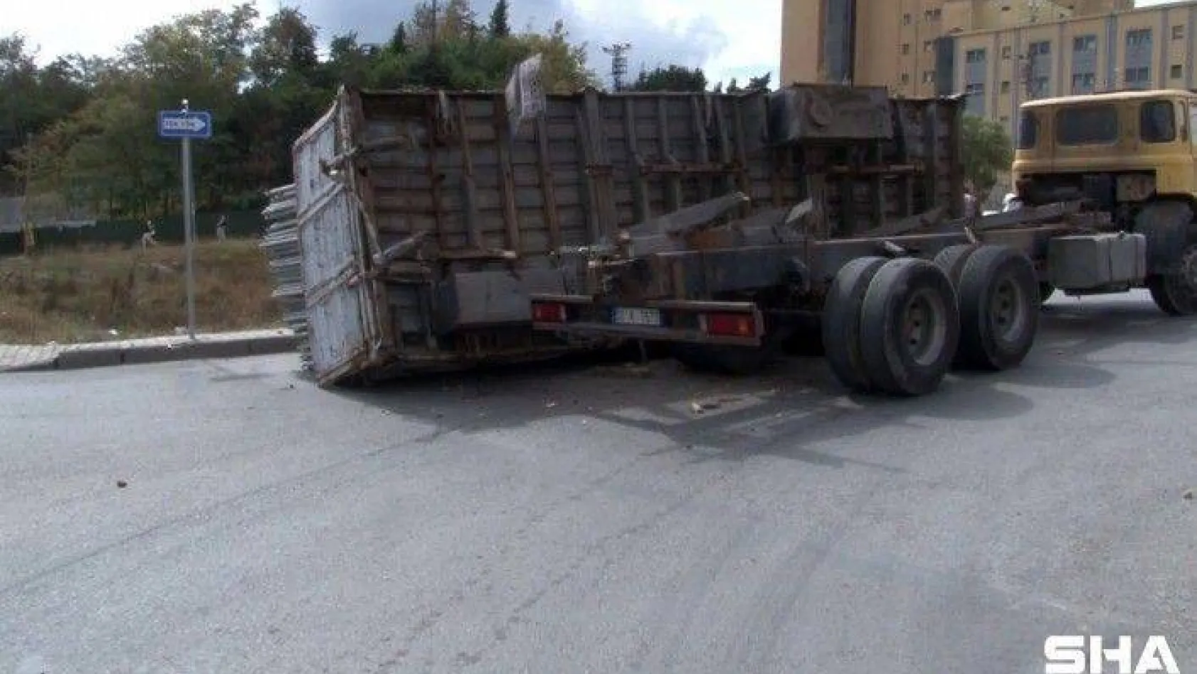 Arnavutköy'de demir yüklü kamyonun kasası devrildi, faciadan dönüldü