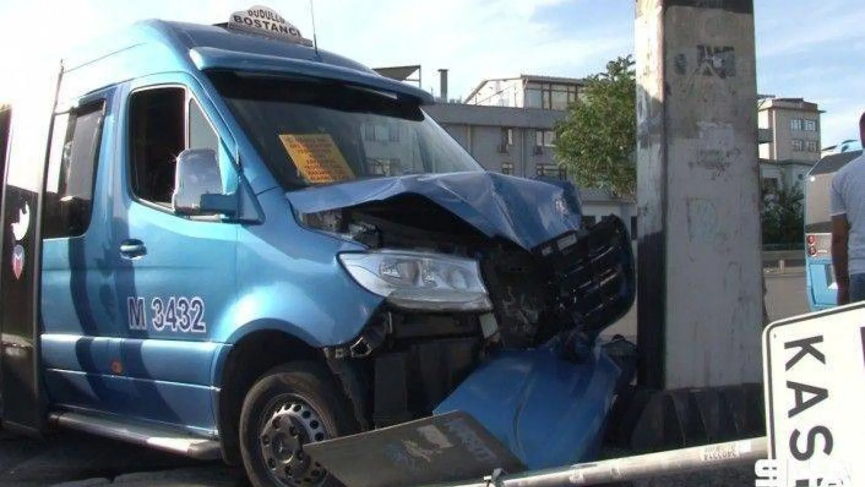 Ataşehir'de İETT otobüsü ve 2 minibüs birbirine girdi: 1 yaralı