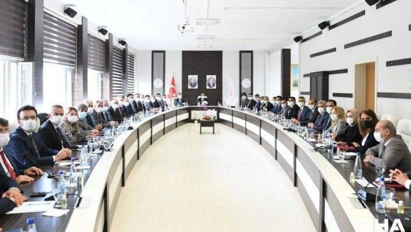 Bakan Özer, İstanbul'da ilçe milli eğitim müdürleri ile bir araya geldi