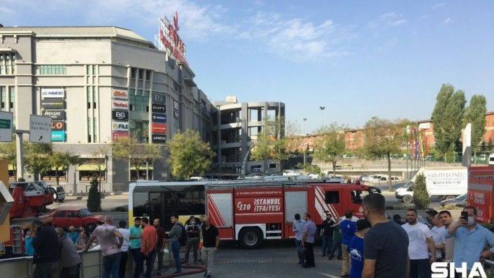 Başakşehir'de 5 katlı iş merkezinde korkutan yangın
