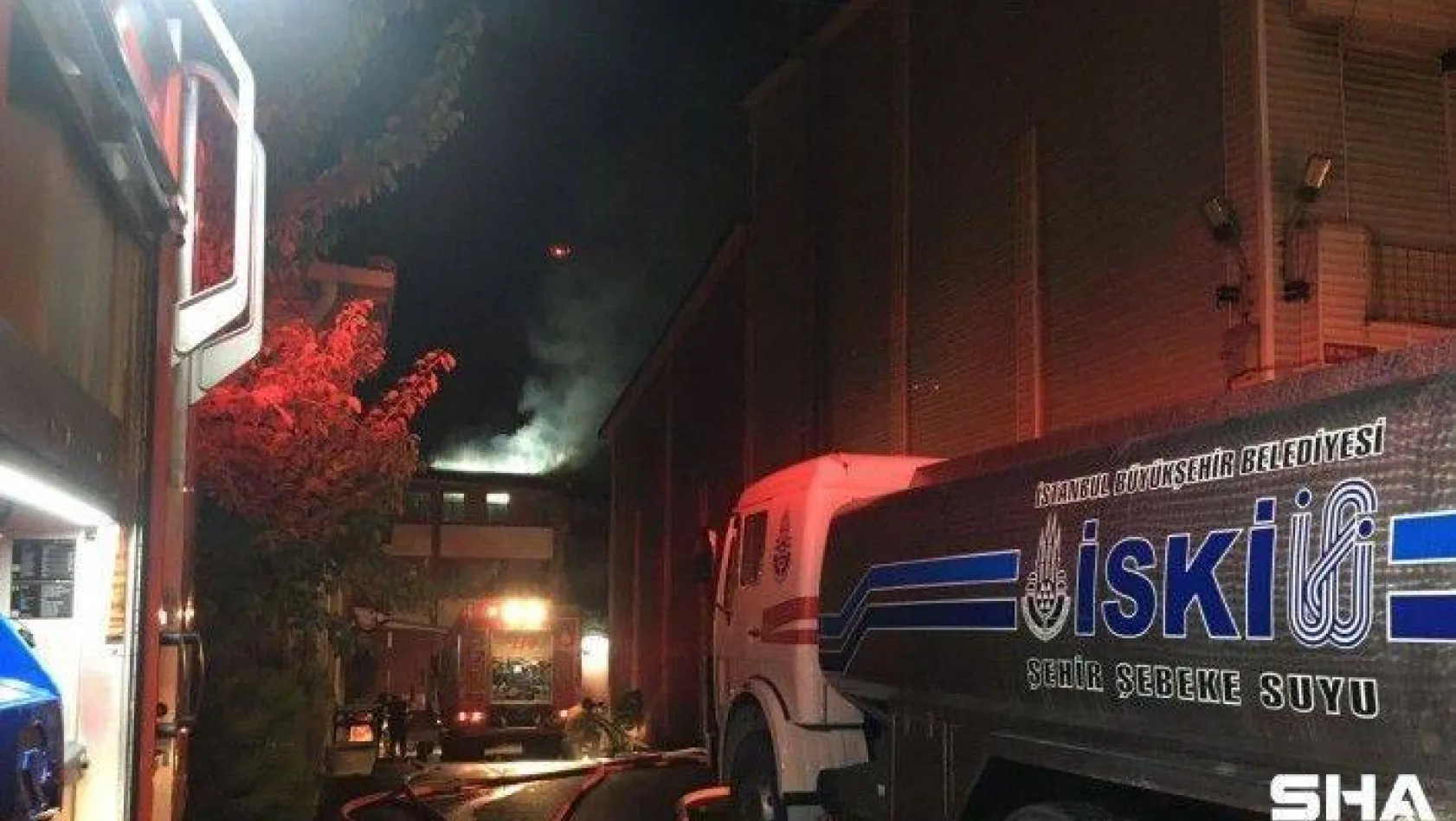 Başakşehir'de kimyasal ham madde fabrikasında çıkan yangına müdahale sürüyor