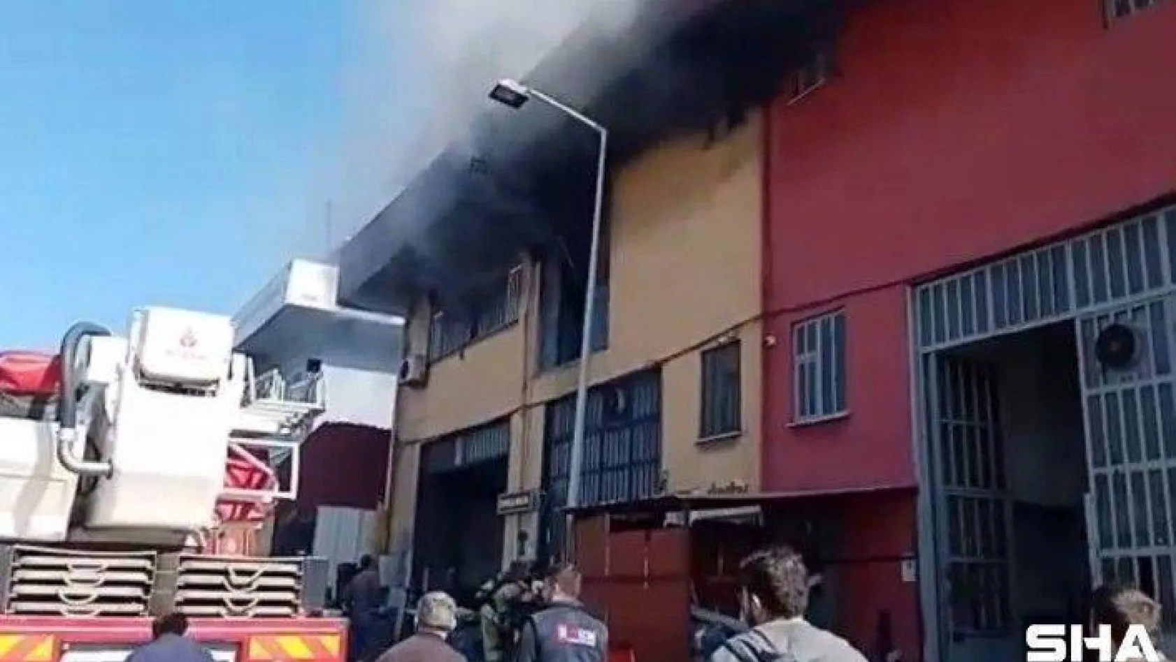 Başakşehir'de sanayi sitesinde korkutan yangın