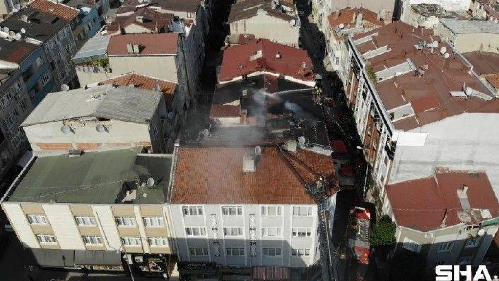 Bayrampaşa'da bir binanın çatısında çıkan yangında 100 güvercin telef oldu